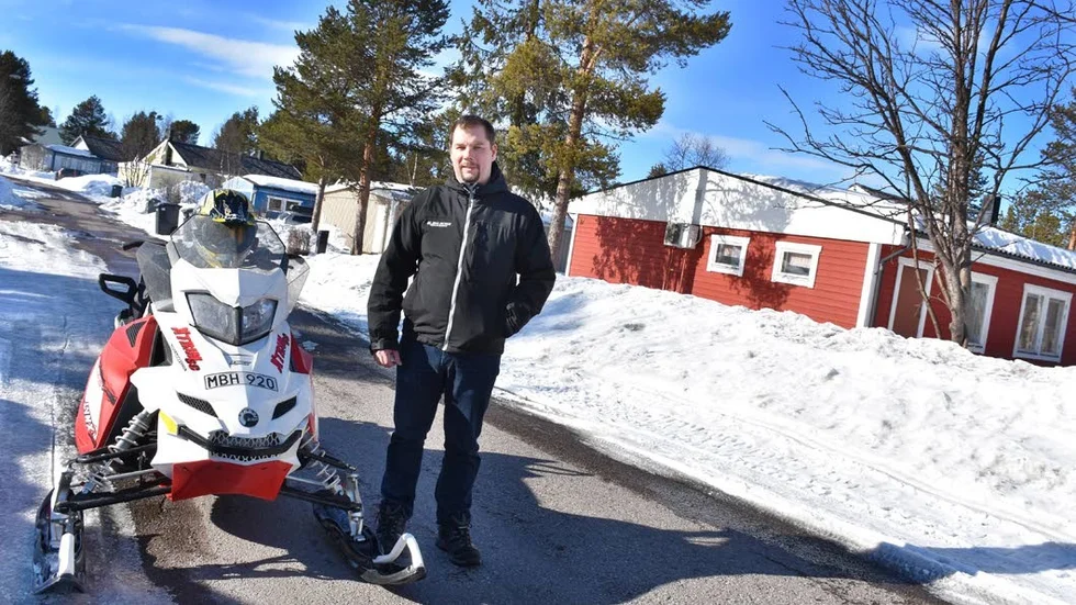 Har underlättat. Tobias Johansson bor på Ripvägen i Tuolluvaara - en av de gator där miljö- och byggnämnden gjort en ändring i de lokala trafikföreskrifterna och tillåtit skotertrafik i vinter. Han är positiv till initiativet.