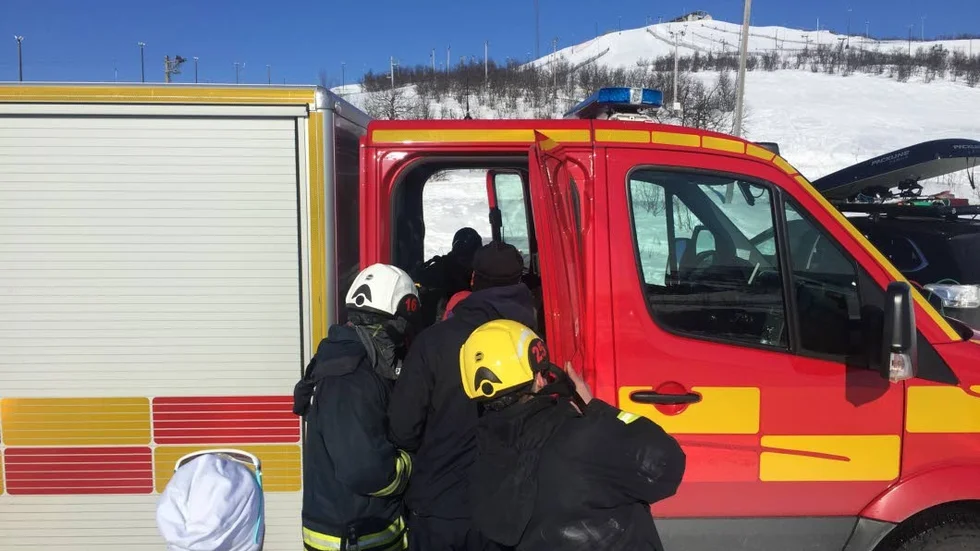 SKADAD. Sanna Ejdeholm fick åka i baksätet på en brandbil med sitt skadade knä när ambulanserna var upptagna på annat håll.