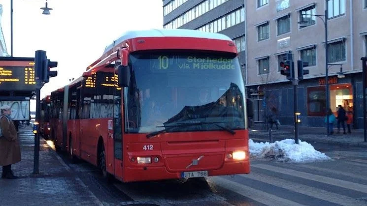 Bussförarna. Håller de inte tidtabellen får de minsann veta det, men går det bra blir de glada av lite uppskattning.
