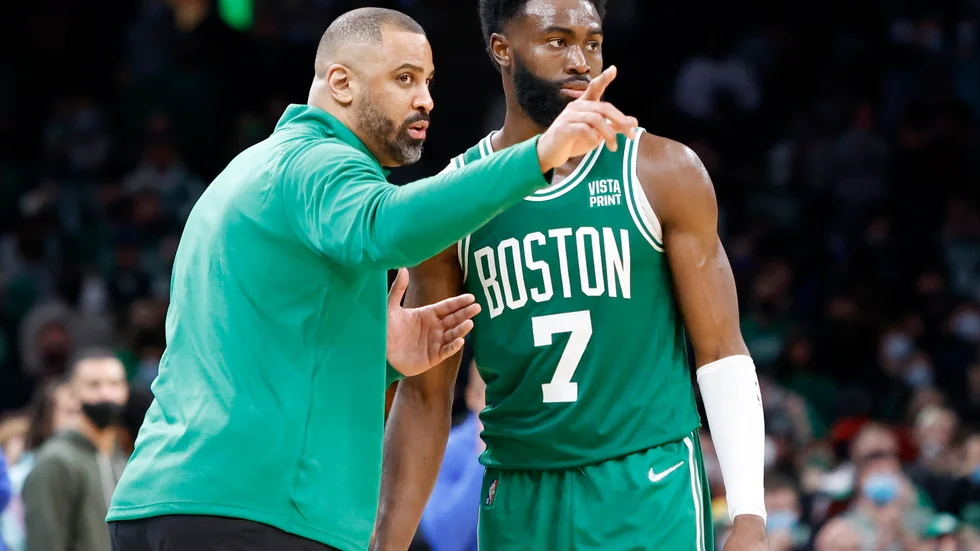 Bostons coach Ime Udoka pratar med Jaylen Brown.