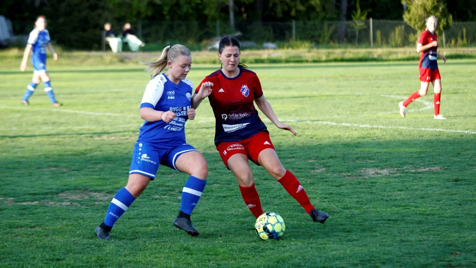 Films Alva Palmqvist i duell med Månkarbos Rebecca Morey. MAtchen bjöd på en hel del kamp men inga mål.