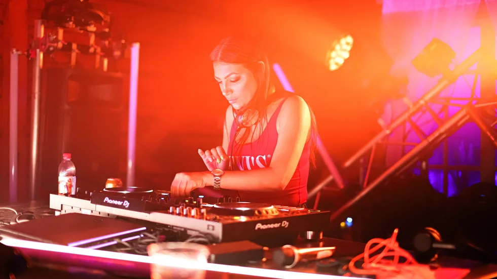 Isabelle "Bellzor" Englund har alltid tyckt mycket om musik. Till slut bestämde hon sig för att gå en DJ-utbildning.