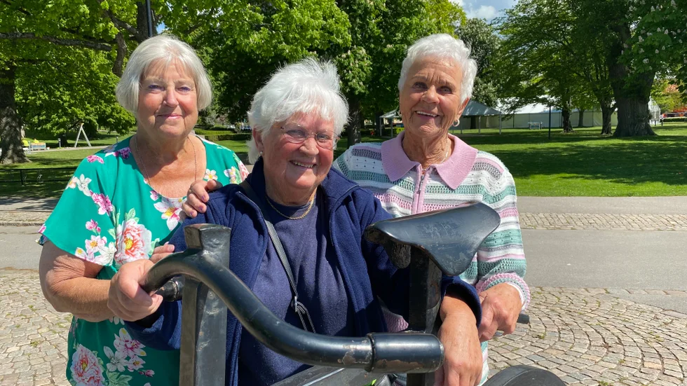 Det är nu, 2022. Vätternrundan står åter för dörren, för 57:e gången. Ulla-Britt Johansson, Maj Johansson och Margaretha Bergström var alla med och åkte under arrangemangets första decennium. Nu sitter de på åskådarbänken och minns tillbaka.