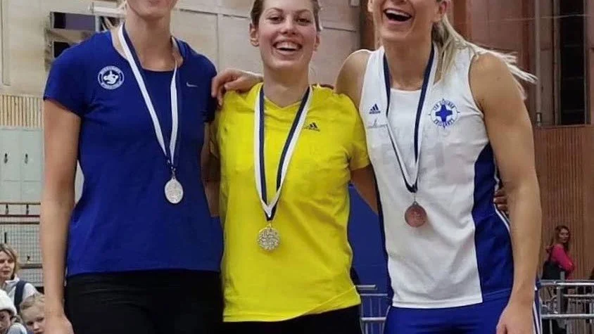 Maja Almgren (mitten) vann guld i Sätraspelen och putsade sitt eget Gotlandsrekord på 60 meter ytterligare.