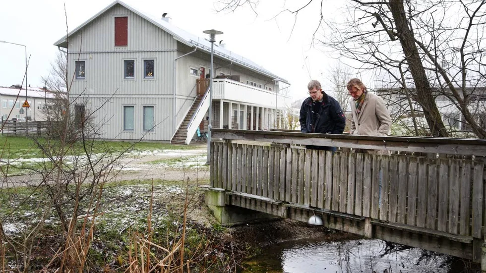De 18 lägenheterna på Solrosen ska rustas upp. Tillsammans med gården där ån slingrar sig fram.