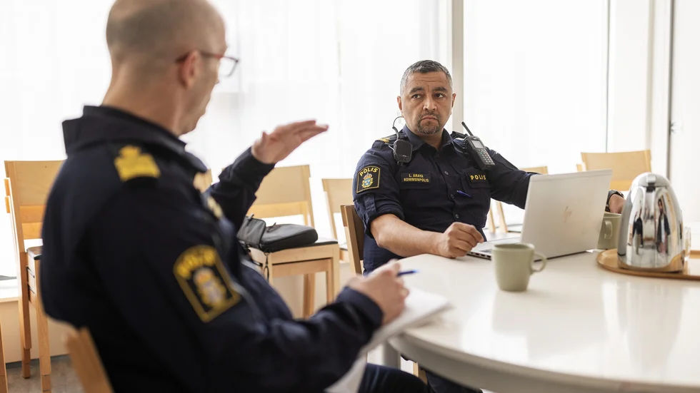 Stephan Kiernan, poliskommissarie och sektionschef i Stockholmspolisens region Nord, och Luis Araya ser allvarligt på skjutningen av en bil där det befann sig barn.