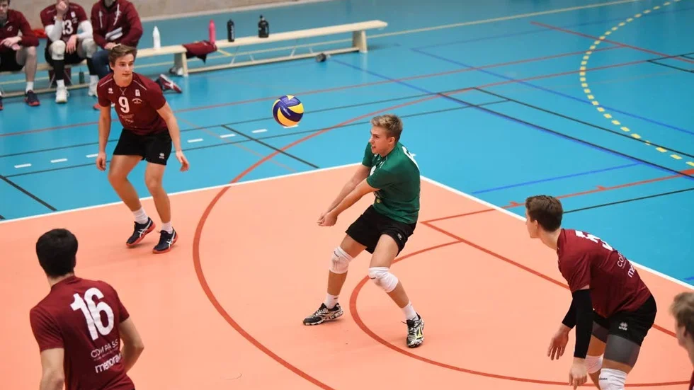 Lucas Nordström (grön tröja) är libero i Sollentuna.