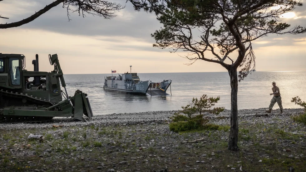 Amerikansk militär har angjort Gotland på flera olika sätt. 2022 genomfördes en landstigningsoperation på Tofta skjutfält i samband med den gemensamma försvarsövningen Baltops 22. Framöver kan USA ha både materiel och manskap på skjutfältet.