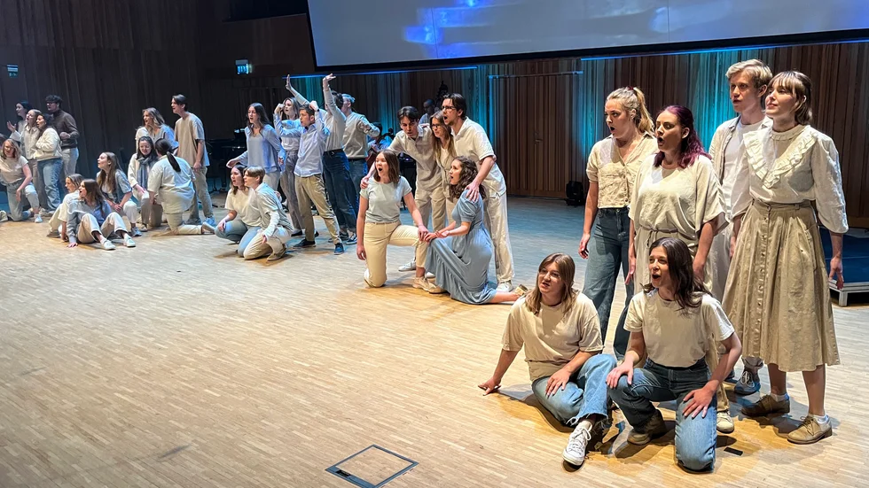 "Existens" har tagit form i coronapandemins skugga, där restriktioner gjort att repetitioner fått ställas in och premiärdatum skjutas upp. Trots detta satt både sång och scenisk gestaltning som ett smäck under söndagens konsert i Piteå.