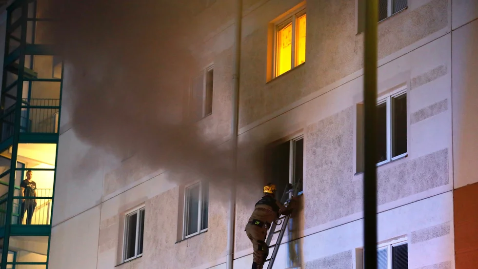 Under söndagsnatten kallades räddningstjänsten till en lägenhetsbrand i Bålsta. En person omkom vid olyckan.