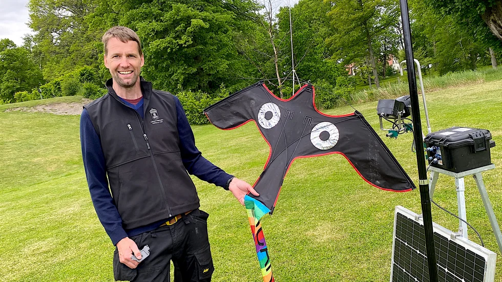 Nils Lidbaum, länsstyrelsens skrämselkonsulent i Uppsala län, visade olika utrustning för att skrämma bort fåglar från åkrarna när länstyrelsen i Uppsala och Västmanland arrangerade Gåsdagen vid Ekolsundss slott.