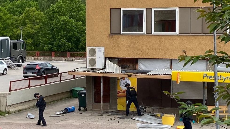 Pressbyrån har blivit rejält skadad av detonationen. 