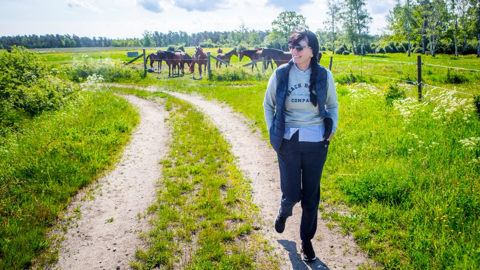 Josefine Esperansa har hittat tillbaka till hästarna, en hobby och livsstil som gör henne hel som människa. Livet ska inte slarvas bort, de dyrbara dagarna ska fyllas men det som gör människan gott, tycker hon.