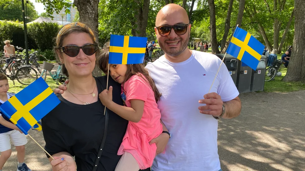 Några av dem som hade försett sig med svenska flaggor var Natalia Alhajeh och Bassam Asaad med dottern Janna.