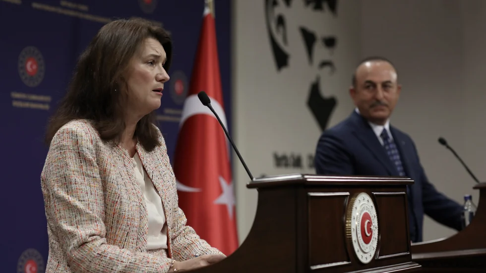 Turkiets utrikesminister Mevlüt Cavusoglu, till höger, och Sveriges utrikesminister Ann Linde (S), till vänster, vid en spänd presskonferens i Ankara i oktober 2020.