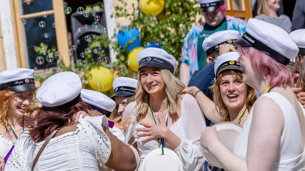 Var femte kille och knappt en av tio tjejer tar helt eller delvis avstånd från att demokrati alltid är det bästa. Vuxenvärldens misslyckande är ändå ett större hot mot demokratin än det unga människor signalerar. 