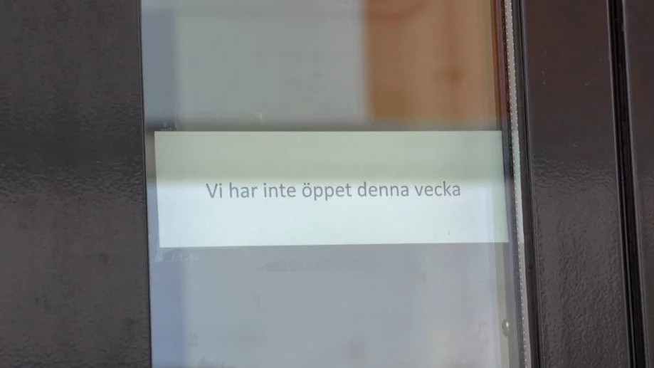 BESKEDET. Vid entrén.