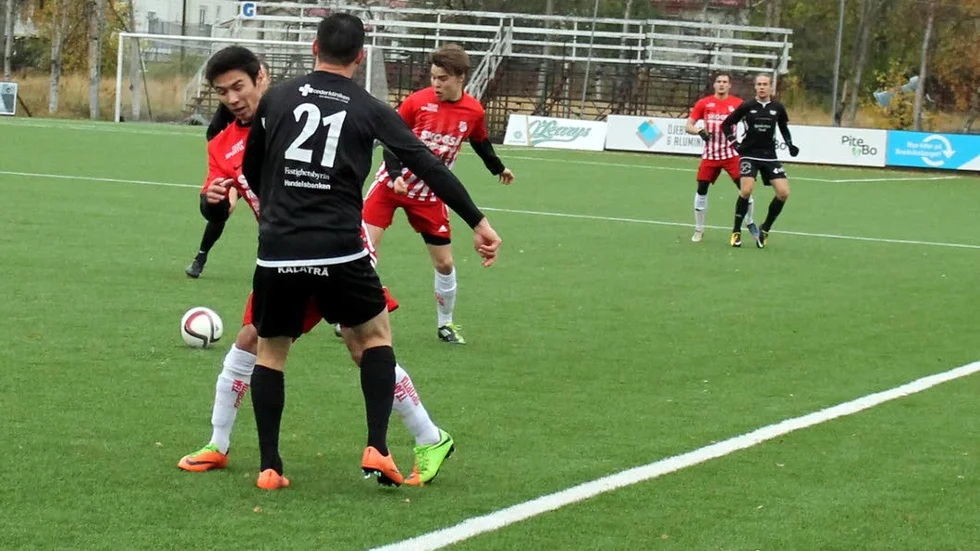 Tvärstopp. Tomas Kuoljok i Lillpite stänger vägen för Nadir Rozahunov. Men till helgen måste Skogså hitta vägarna till målet.