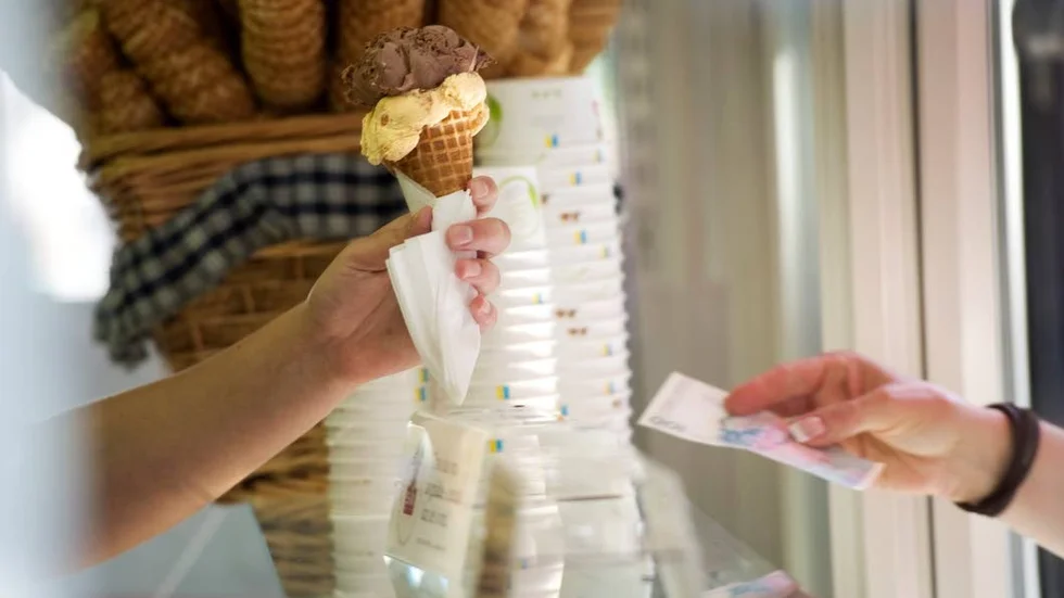 Sommarkafé. Många unga sommarjobbare nekas arbete vid dåligt väder.