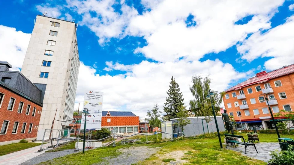 Här byggdes en park bakom stadshuset, nu byggs det där Blåklockans förskola stod. Det anser Moderaterna är ett ärende som skett bakom mångas ryggar.