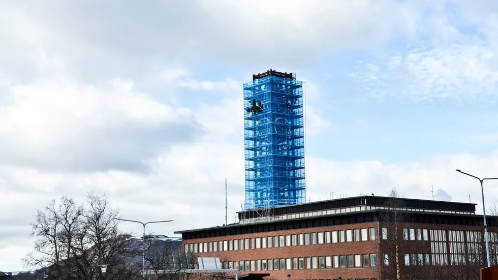 Nedmontering. Nedmonteringen av klocktornet på stadshuset ser ut att bli färdigt till på lördag.