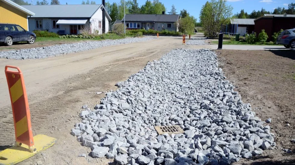 Stenfyllda diken. Raattamavägen i Gällivare.