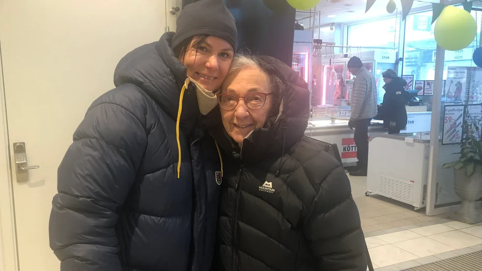 Kristina Nes, till höger, med barnbarnet Maria Stenvall Viksten: "Jag ska ha främmande och äta gott", säger Kristina. "Jag och familjen ska åka till Kåbdalis idag i ovädret och vara där hela påsklovet, det blir härligt", säger Maria.