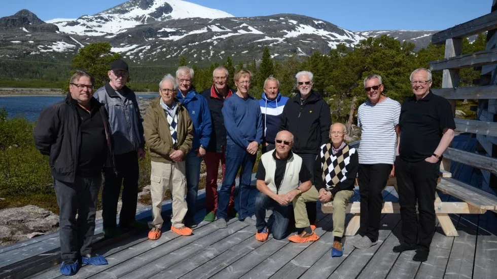 Tidigare elever. Sittande  Karl-Axel Uusitalo, Piteå,  Börje Meijer Sundsvall.
Stående från vänster; Lars Astlin, Skellefteå,  Bertil Nordvall, Koskullskulle, Sixten Evling, Märsta, Christer Larsson, Skellefteå, Bo-Göran Ulfberg, Eskilstuna, Östen Hansson,Skellefteå, Jan Burlin, Luleå,  Tomas Skantz, Örnsköldsvik,  Lennart Andersson, Kiruna,  Jan Hjelm,  Luleå.
Saknas på bild gör Jan Lundqvist, Porjus.