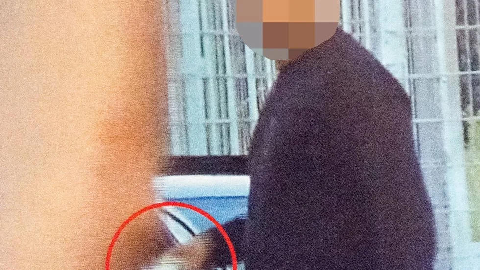 På onsdagen kommer tingsrätten att avhandla åtalat om grov penningtvätt. Polisen tog den här bilden när 31-åringen tog emot en stötte sedelbund.