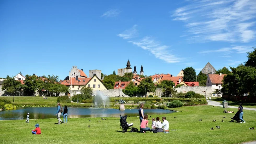 Lugnet börjar återvända till Almedalen. Men vill man vara garanterad boende inför nästa år måste man vara ute i god tid.