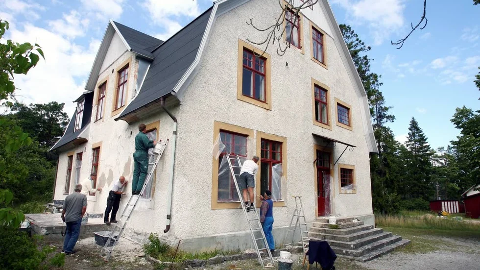Det stora huset har tidigare varit både bostad åt arbetarna vid kalkstensindustrin och sommarkollo för estniska barn. Under senare år har det hållits byggnadsvårdskurser på gården.