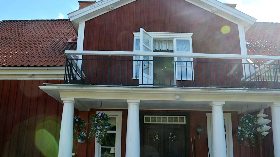 I den här fastigheten på en gård utanför Vimmerby hade Kjell A Johansson sin hemvist och där greps han av polis i juni i fjol.