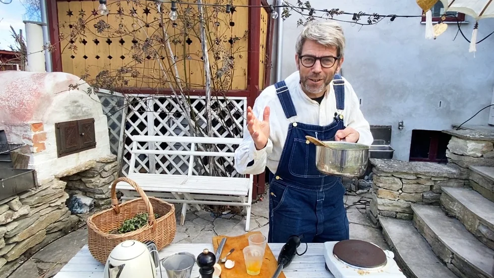 "Ät upp ditt ogräs", tipsar Henrik Radhe och menar att en smarrig ogrässallad på späda maskrosblad och kirskål är supernyttig. I senaste avsnittet av Trädgårdsfix lagar han också en rykande god nässelsoppa.