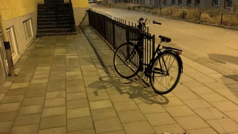 När 34-åringen såg polispatrullen vid centralstationen försökte ha fly på cykel. Han greps på Kriebsensgatan.