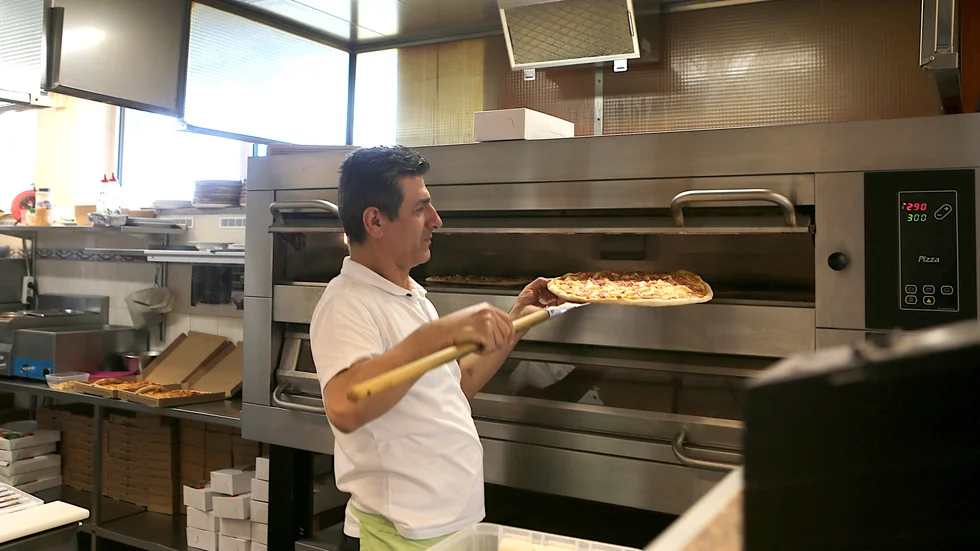 Ergin Tuga på Los Panchos, en av många pizzerior som nyligen höjt priserna.