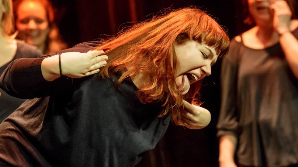 Linnea Thörnqvist, Teater Prego, går loss på scenen. 