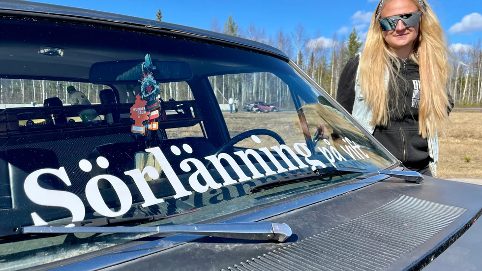 Bilentusiasten Mikaela Persson, ursprungligen från Hjo, men Piteåbo sedan tre år tillbaka var lycklig över att Vårträffen äntligen kunde arrangeras igen och taggad för kvällens cruising. "Men det är 99 procent skruva och en procent köra, men det är roligt".
