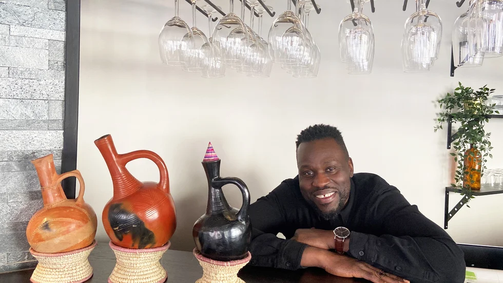 Dennis Kilama Odur öppnade Be my guest i maj förra året. "Det känns verkligen jättesorgligt" säger han om att nu behöva sälja restaurangen.