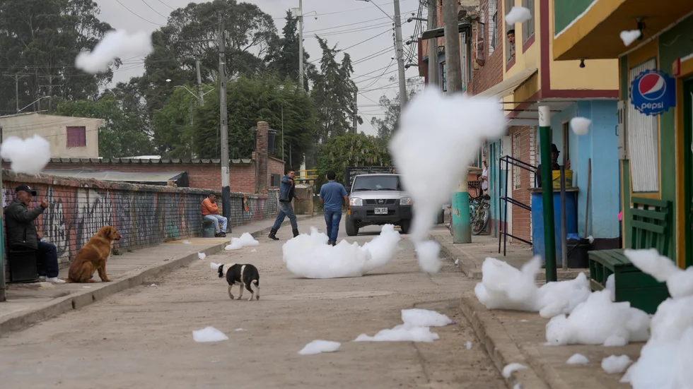 Delar av det stora skumtäcket drog in över gatorna i Bogotá-förorten Mosquera tidigare i veckan.