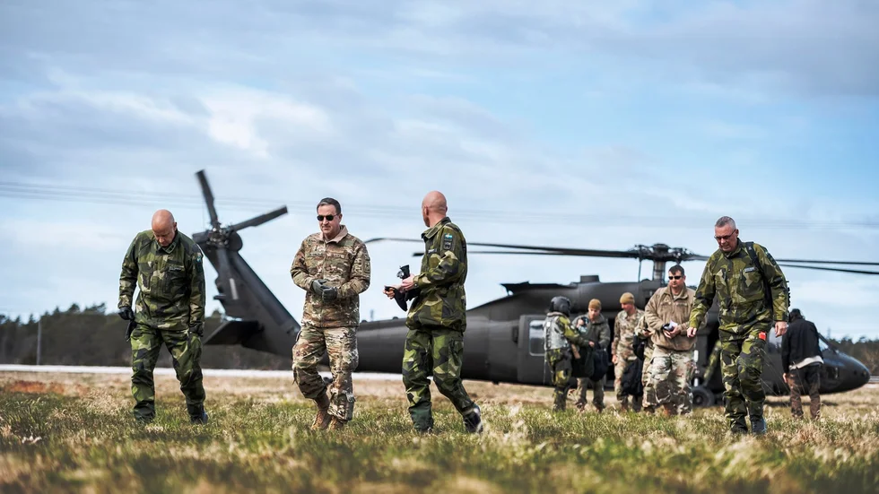 Erik Peterson är ställföreträdande arméchef vid Pentagon. Under besöket på Gotland gjorde han och svenske arméchefen Karl Engelbrektson en helikoptertur över ön.