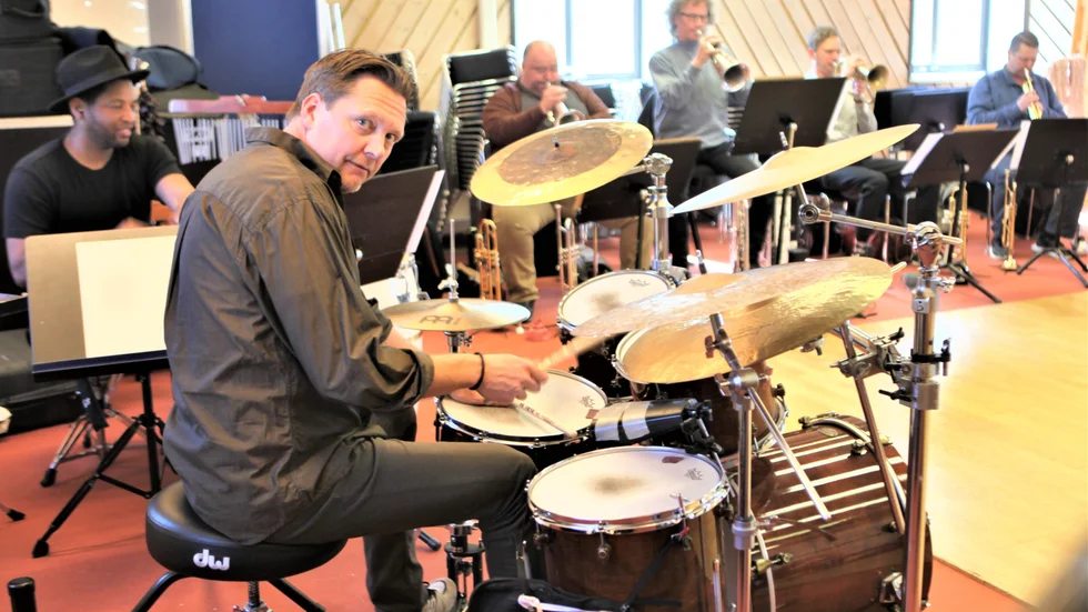 Marcus Grufstedt spelar, tillsammans med Gotland Big Band, sin skiva "Chopsless" inför publik på Wisby Strand på lördagen.