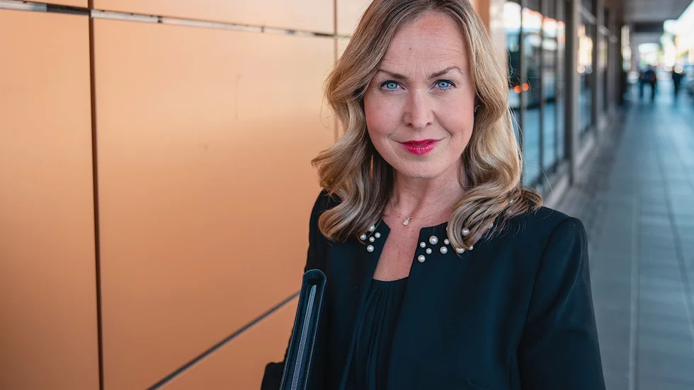 Ruth Nordström Människorättsadvokaterna förträder utvisade Vimmerbyfamiljen i Migrationsdomstolen och gentemot Migrationsverket. Trots att återreseförbudet som domstolen hänvisar sitt avslag till upphör på fredag, måste hela ansökningsprocessen tas om från början.