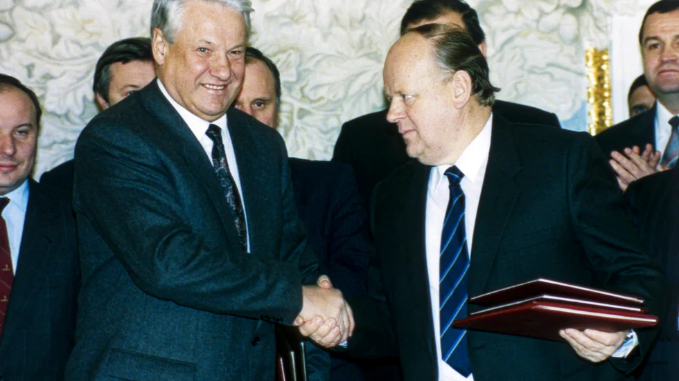 Stanislav Sjusjkevitj (höger) skakar hand med Boris Jeltsin i Minsk i december 1991, när de skrivit under överenskommelsen som formellt upplöste Sovjetunionen. Arkivbild.