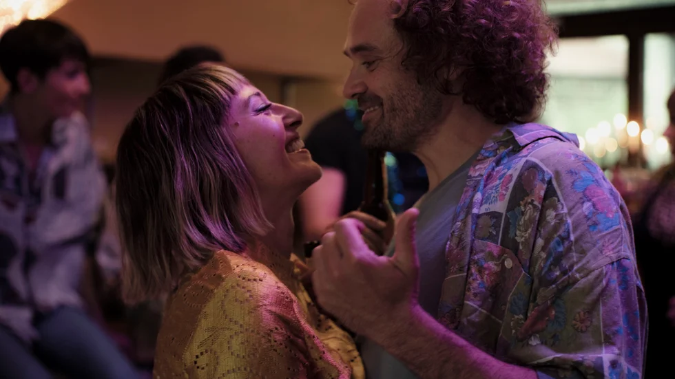 Frida och Björn (Pia Tjelta och David Dencik) när de fortfarande är nykära. Pressbild.