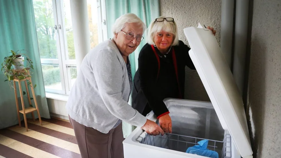 ”Det är säkert några halvstyvlingar som gjort det”, säger Ulla Sandström, med Helen Fredriksson vid frysen.