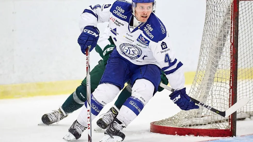 En lite ovanligt syn från förra säsongen: Leksands back Mattias Nilsson rundar upp vid egen kasse. Det blev endast 15 matcher av flera olika skäl berättar han nu.