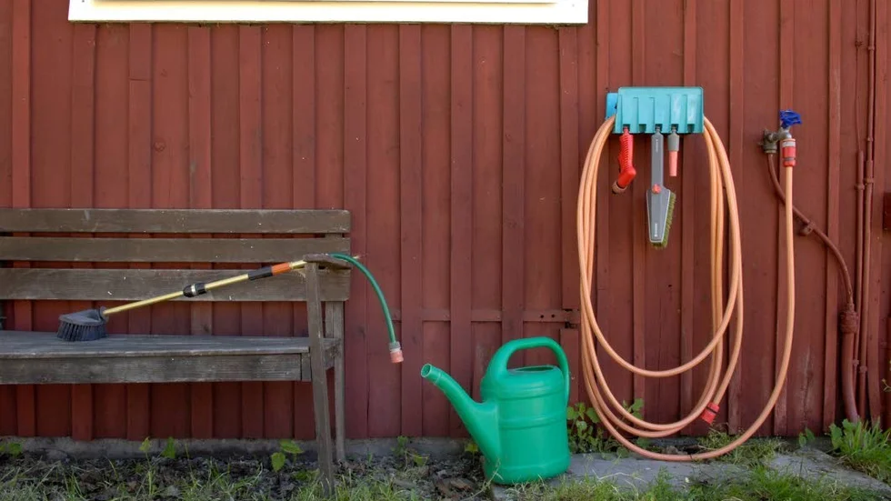 BEvattningsregler. Om man stoppar slangen i vattenkannan, är det okej att vattna då??