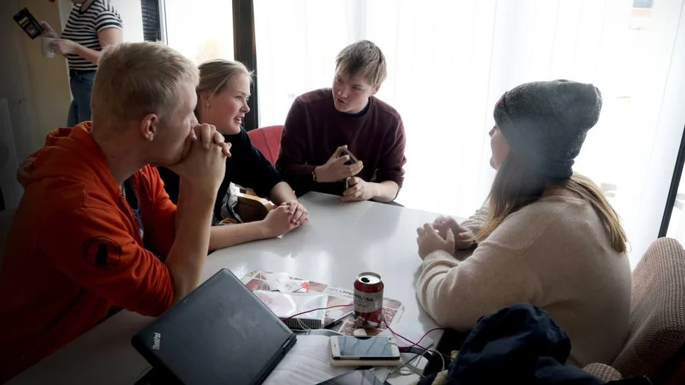 Nykomlingar i väljarkåren. Philip Jansson, Malin Hansson, Nils Ahlqvist och Fanny Larsson läser olika program och inriktningar för tredje och sista året på Gutegymnasiet i Visby. ”Någon gång har jag hört namnet på en, men jag kan inte komma på vem det är eller i vilket sammanhang”, säger en av de fyra förstagångsväljarna, när GT plötsligt stövlar in under fikarasten och frågar ut dem om lokala politiker på Gotland.