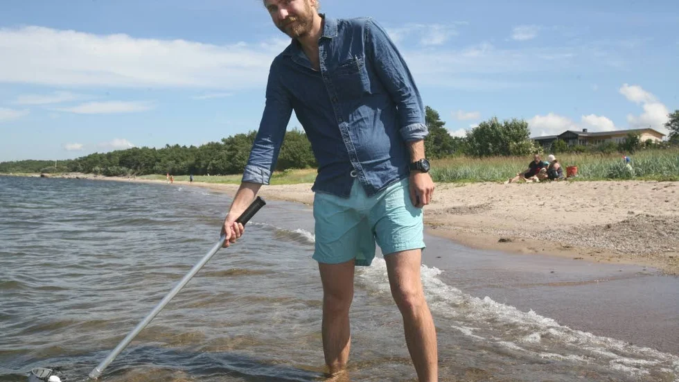 Petrus Landin tar vattenprov vid Brissund. Svaren kom igår och visar på tjänligt vatten på alla undersökta bad.