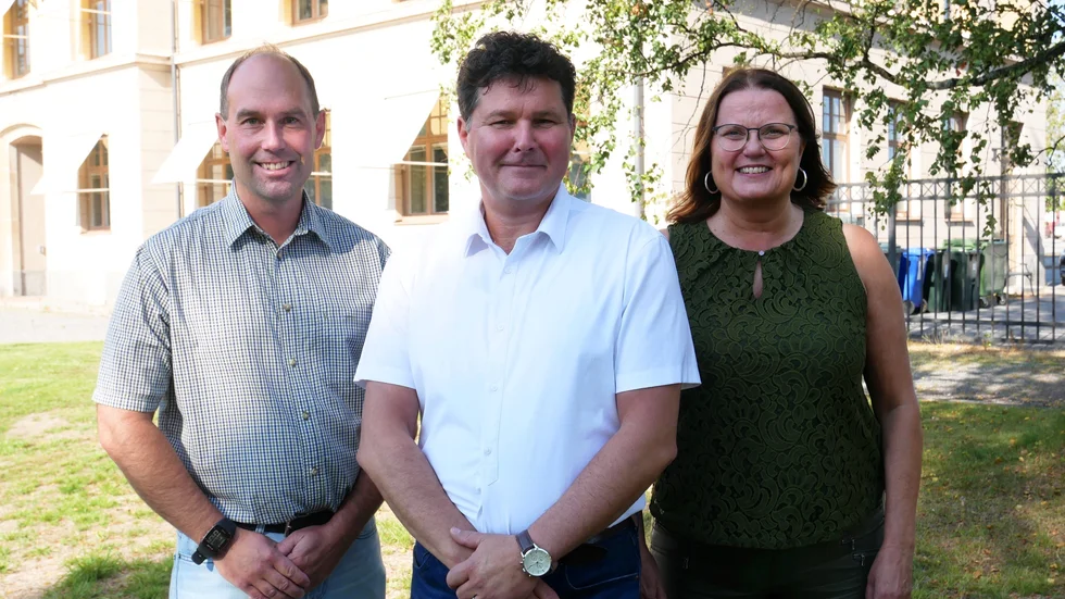 Personerna i bild från vänster är: 
Rickard Carstedt (S), regionala utvecklingsnämndens ordförande
Peter Olofsson (S), regionstyrelsens ordförande 
Anna-Lena Danielsson (S), Hälso- och sjukvårdsnämndens ordförande